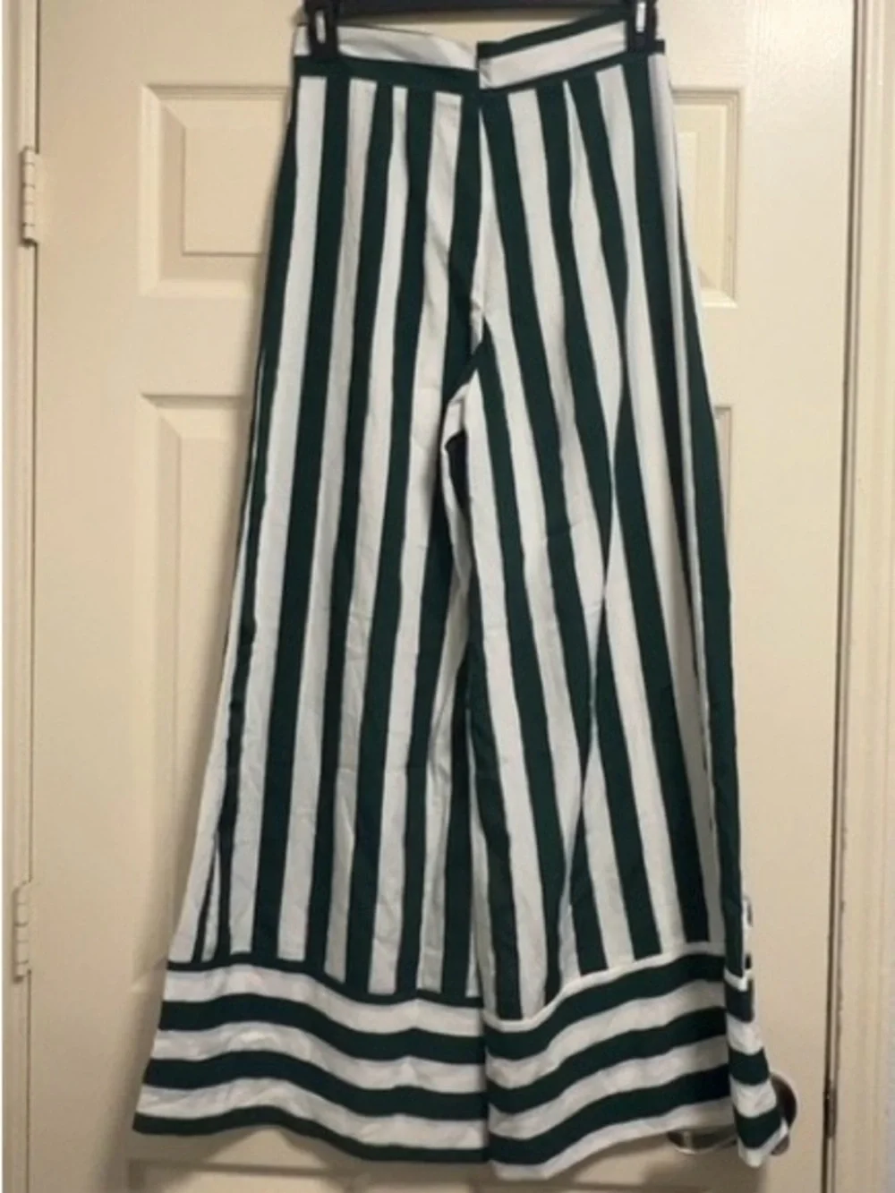 Boohoo Dark Green & White Vertical Stripe Wide-Leg Pants (Bin 5-030)